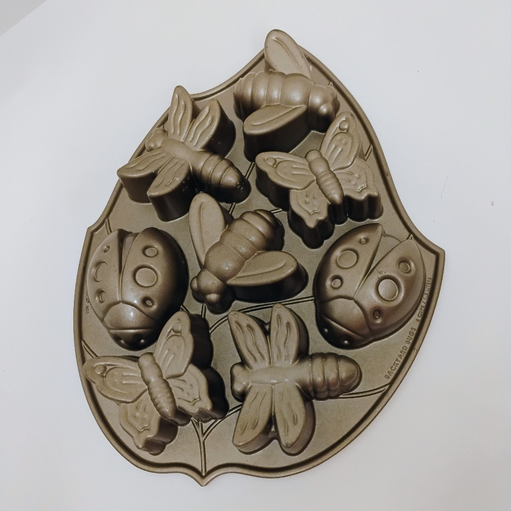 Nordicware Backyard bugs Cake pan xlnt
